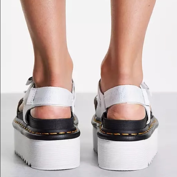 🆕 Women's Dr. Martens Kimber Sandal White Black Hydro + Logo Webbing Flatform - Picture 12 of 13